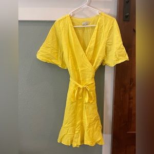 Gorgeous vibrant Gianni Bini yellow wrap dress